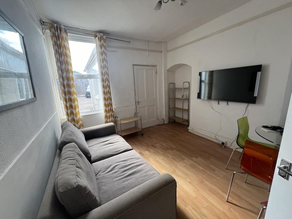 Lot: 132 - VACANT LICENCED HOUSE OF MULTIPLE OCCUPATION WITH PARKING, CLOSE TO EXETER UNIVERSITY - Communal living room in property